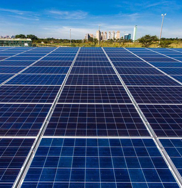 Postenergia solar sendo captada no parque villalobos em so paulo